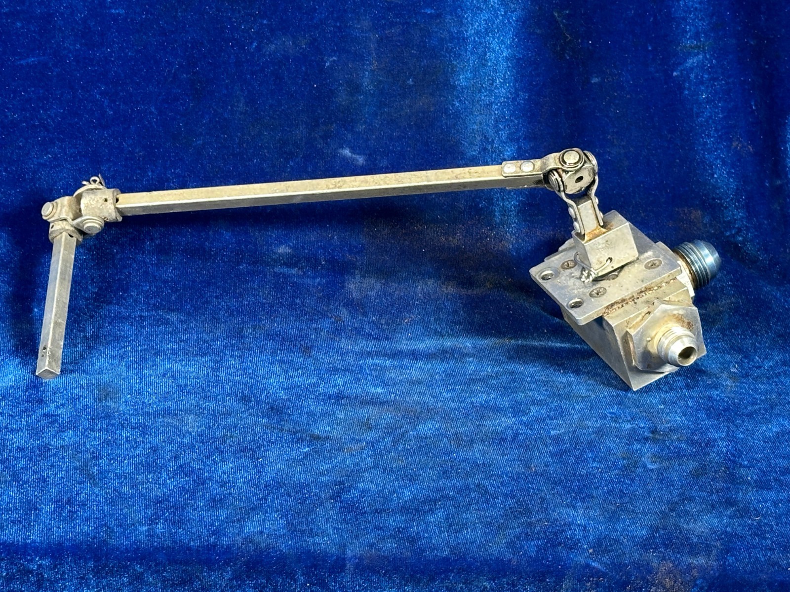 Cessna 172 F VALVE ASSY -
