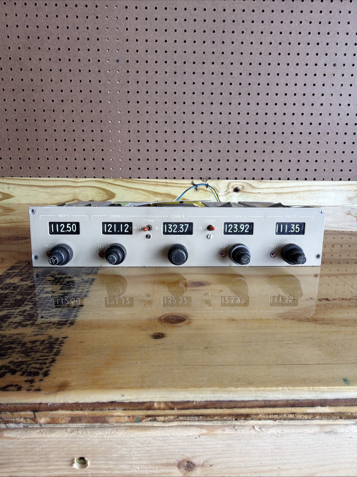gables NAV/COM Selector Panel from Beechcraft