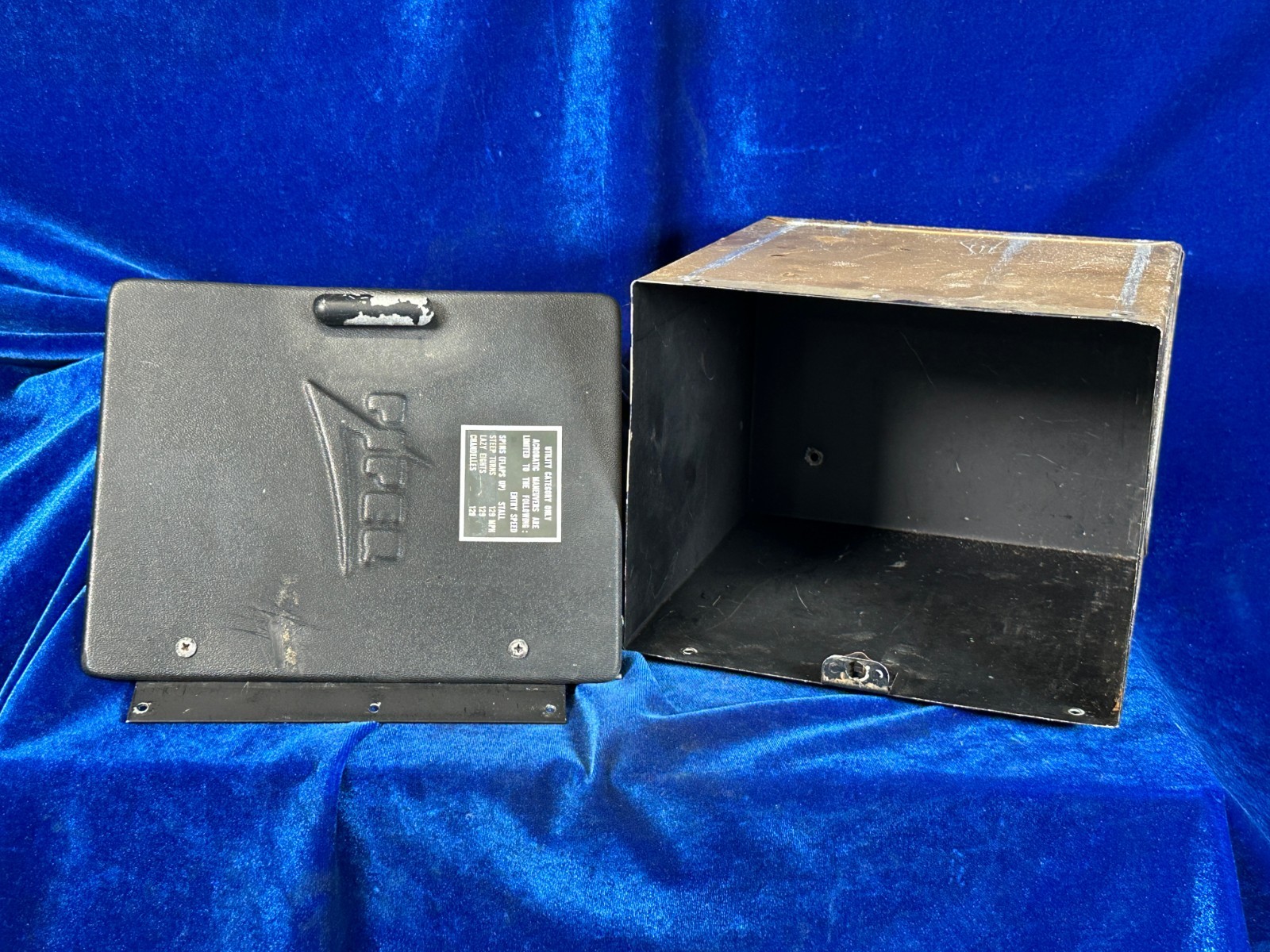 Piper PA 28-140 GLOVE BOX &