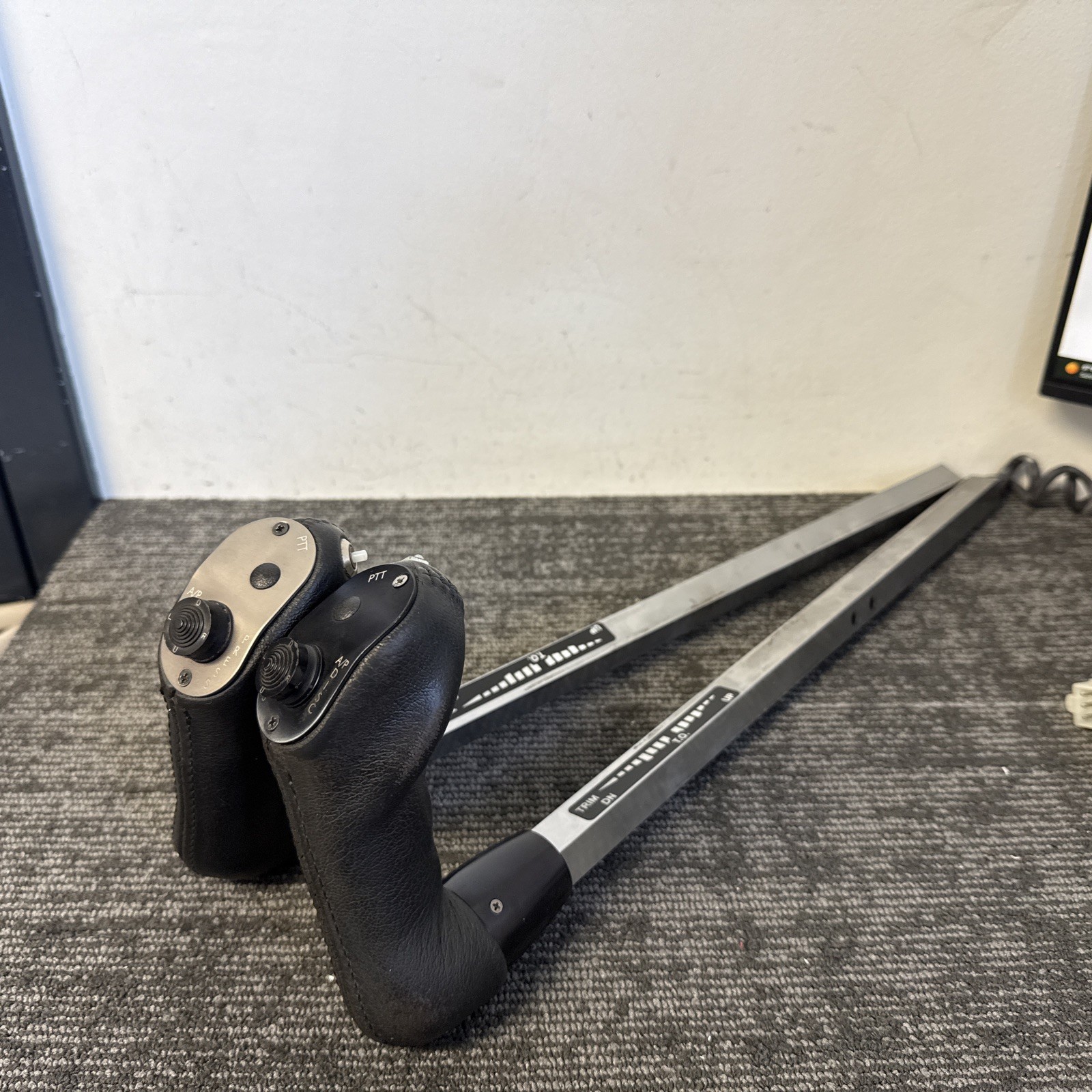 2005 Cirrus SR-22 Pilot & Copilot Control