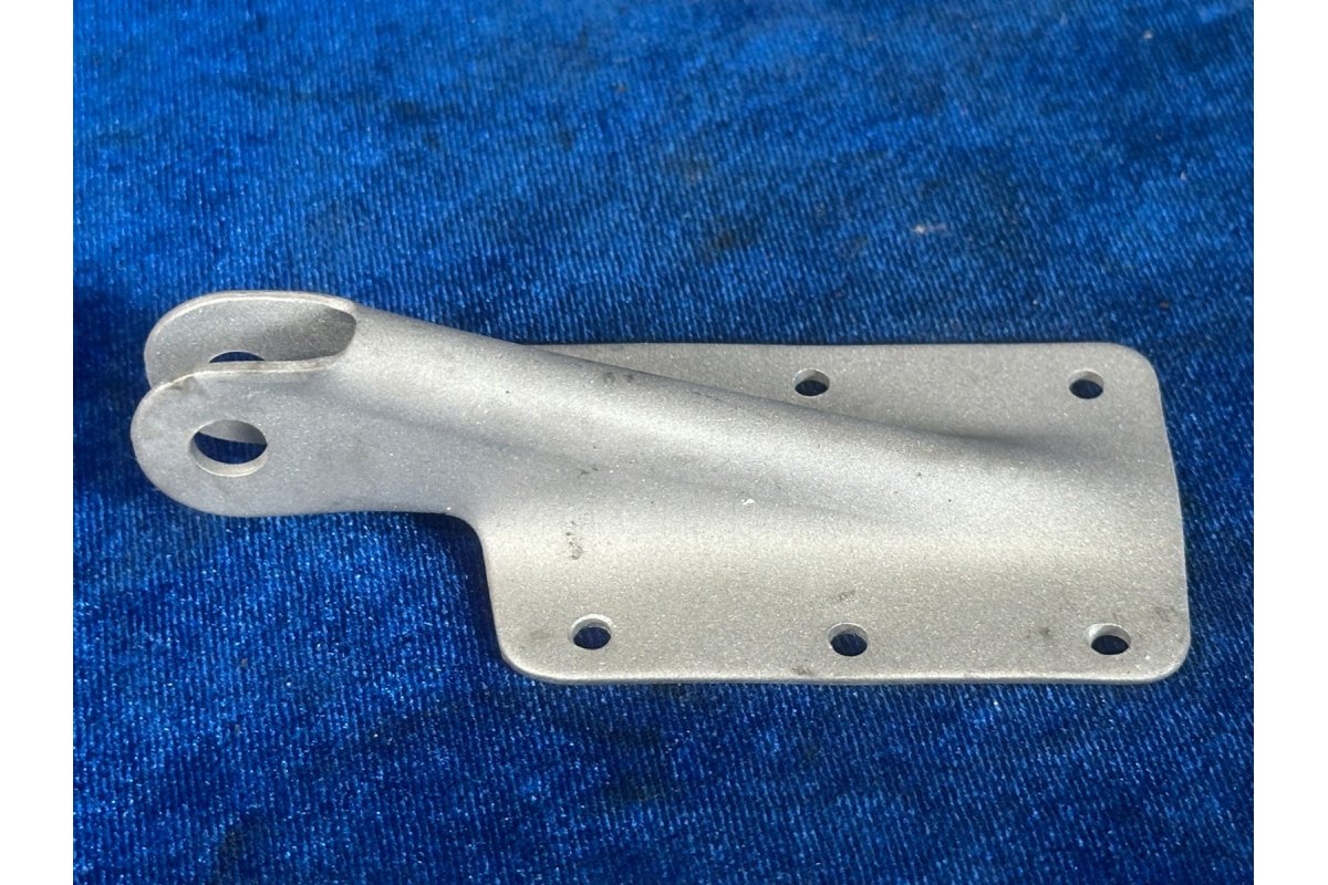 Piper PA 28-140 HINGE ASSY LOWER